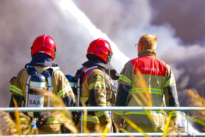 Zeer grote brand in loods vol meubels