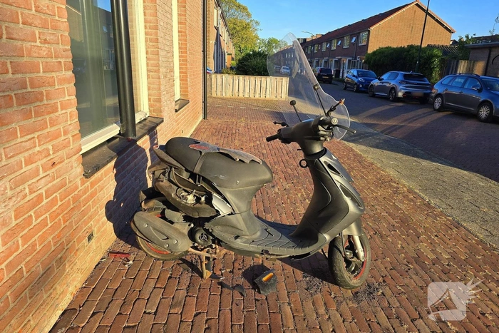 Zwaar vuurwerk leidt tot schade aan pand en scooter
