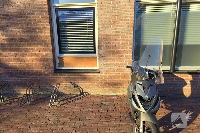 Zwaar vuurwerk leidt tot schade aan pand en scooter