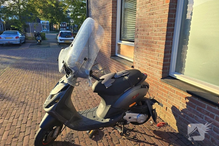 Zwaar vuurwerk leidt tot schade aan pand en scooter
