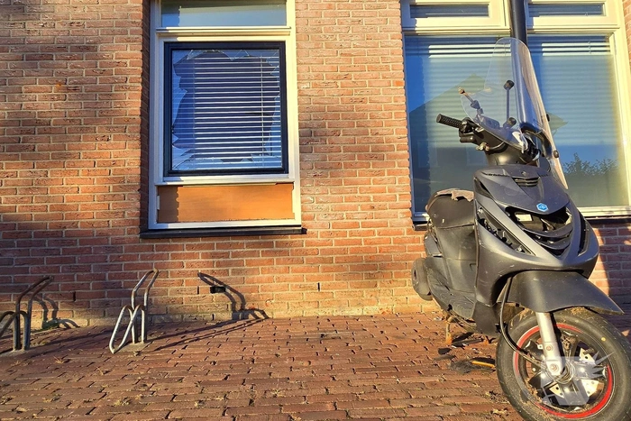 Zwaar vuurwerk leidt tot schade aan pand en scooter