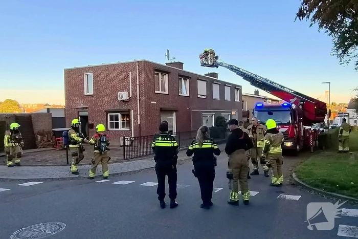 Brandweer bestrijdt schoorsteenbrand in woning