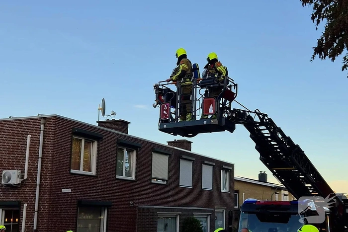 Brandweer bestrijdt schoorsteenbrand in woning