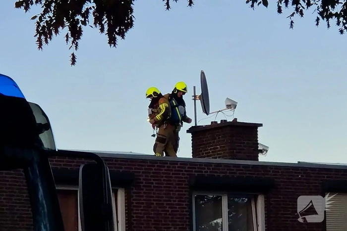 Brandweer bestrijdt schoorsteenbrand in woning