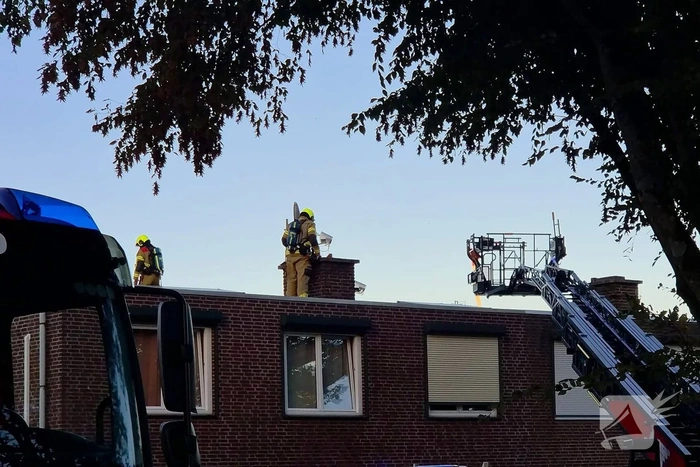 Brandweer bestrijdt schoorsteenbrand in woning