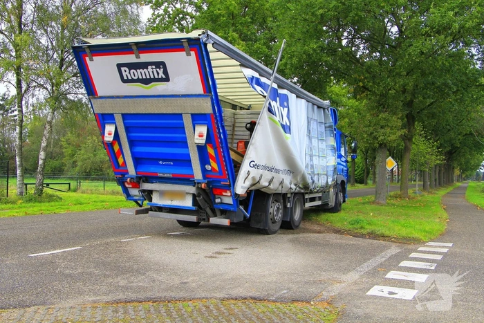 Vrachtwagen zwaar beschadigd na aanrijding met spoorbrug