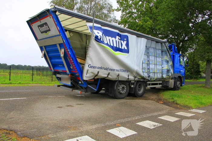 Vrachtwagen zwaar beschadigd na aanrijding met spoorbrug