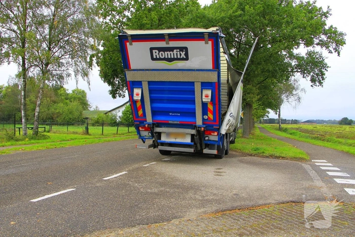 Vrachtwagen zwaar beschadigd na aanrijding met spoorbrug