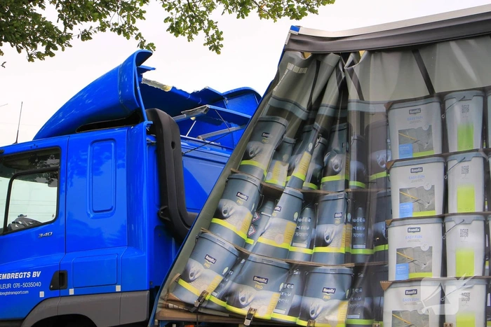 Vrachtwagen zwaar beschadigd na aanrijding met spoorbrug