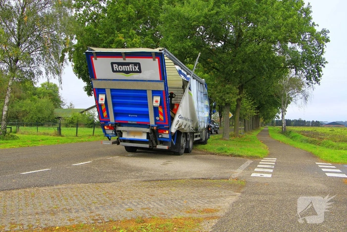 Vrachtwagen zwaar beschadigd na aanrijding met spoorbrug