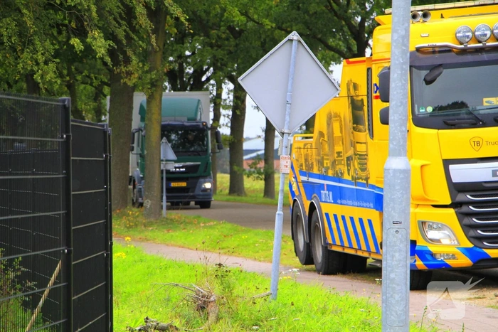 Vrachtwagen zwaar beschadigd na aanrijding met spoorbrug