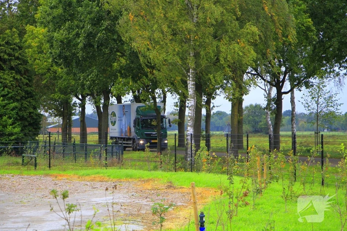 Vrachtwagen zwaar beschadigd na aanrijding met spoorbrug