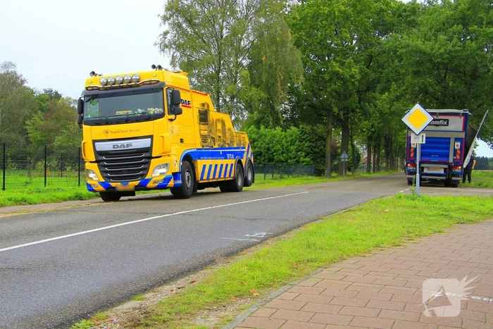 Vrachtwagen zwaar beschadigd na aanrijding met spoorbrug