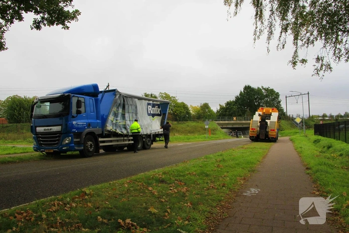 Vrachtwagen zwaar beschadigd na aanrijding met spoorbrug