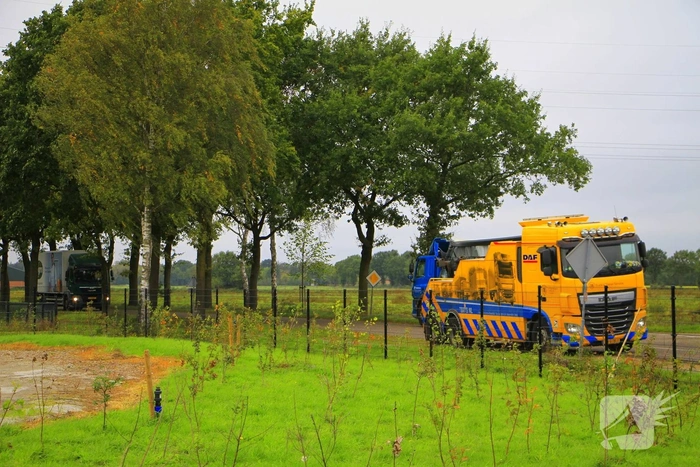 Vrachtwagen zwaar beschadigd na aanrijding met spoorbrug