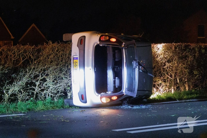 Auto kantelt na eenzijdig ongeval