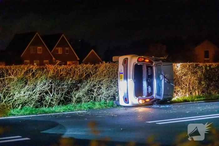 Auto kantelt na eenzijdig ongeval