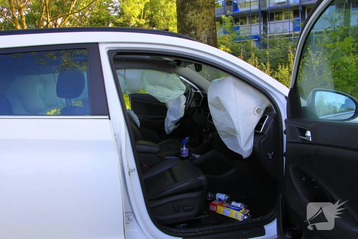 Ongeval tussen twee voertuigen leidt tot schade en verkeershinder