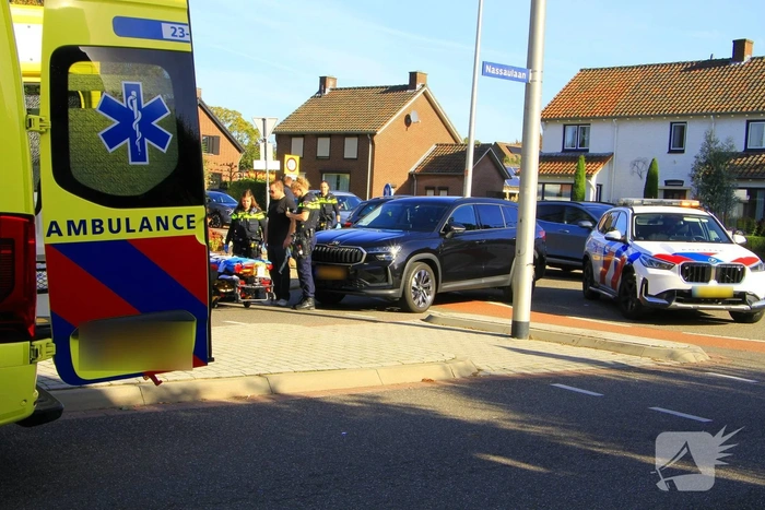 Kind geschept door automobilist op rotonde