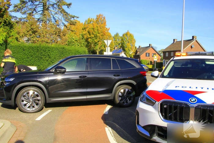 Kind geschept door automobilist op rotonde