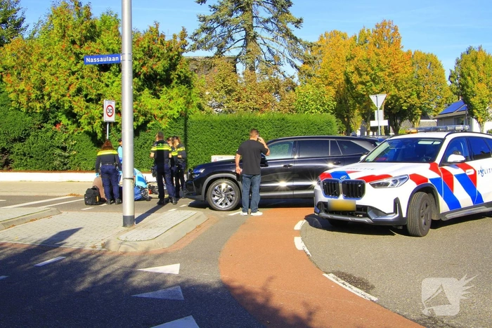 Kind geschept door automobilist op rotonde