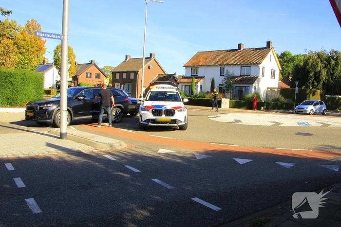 Kind geschept door automobilist op rotonde