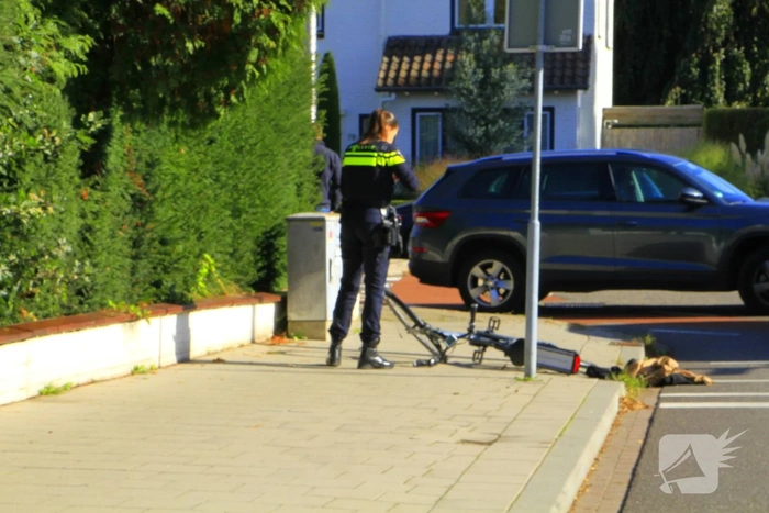 Kind geschept door automobilist op rotonde