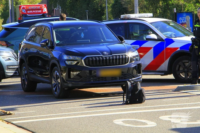 Kind geschept door automobilist op rotonde