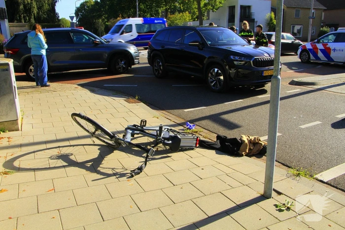 Kind geschept door automobilist op rotonde