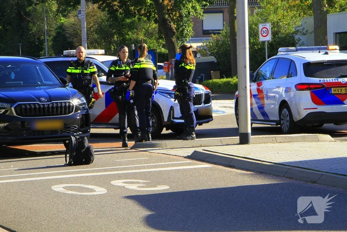 Kind geschept door automobilist op rotonde