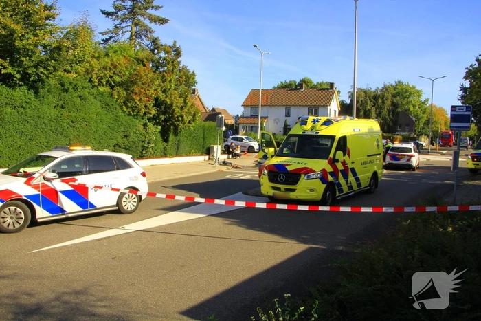 Kind geschept door automobilist op rotonde