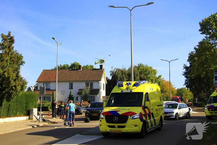 Kind geschept door automobilist op rotonde