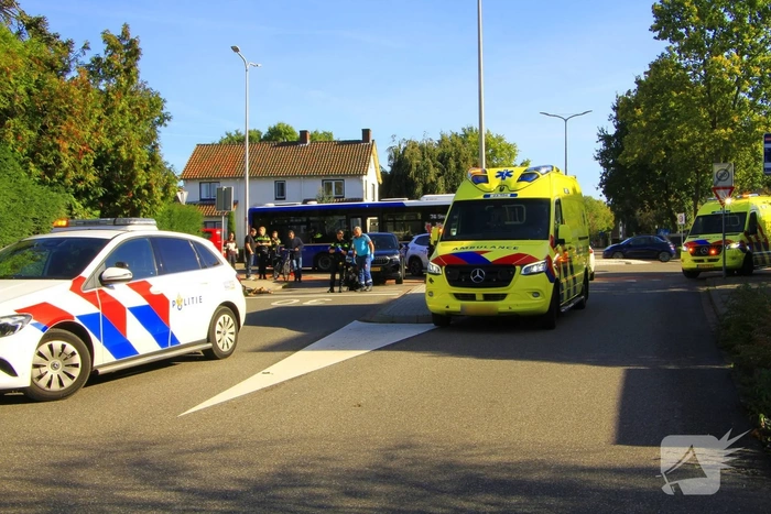 Kind geschept door automobilist op rotonde