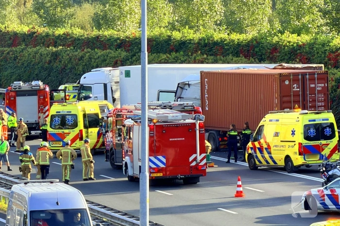 Meerdere vrachtwagens botsen op snelweg