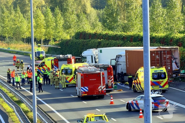 Meerdere vrachtwagens botsen op snelweg
