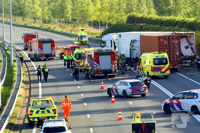 Meerdere vrachtwagens botsen op snelweg