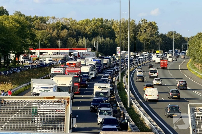 Meerdere vrachtwagens botsen op snelweg