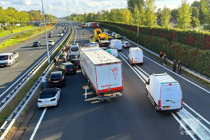Meerdere vrachtwagens botsen op snelweg