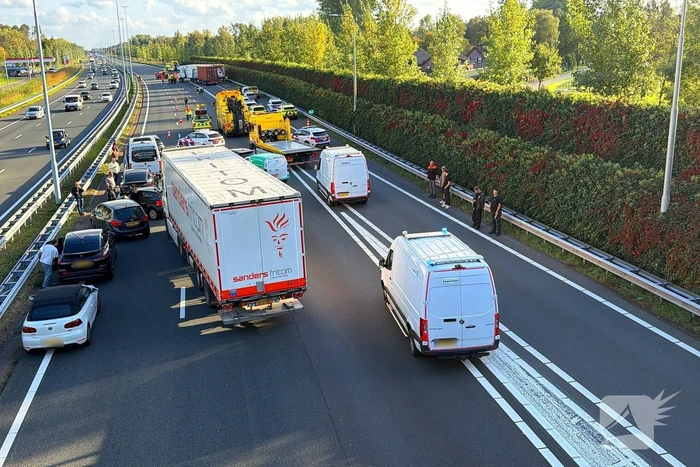 Meerdere vrachtwagens botsen op snelweg