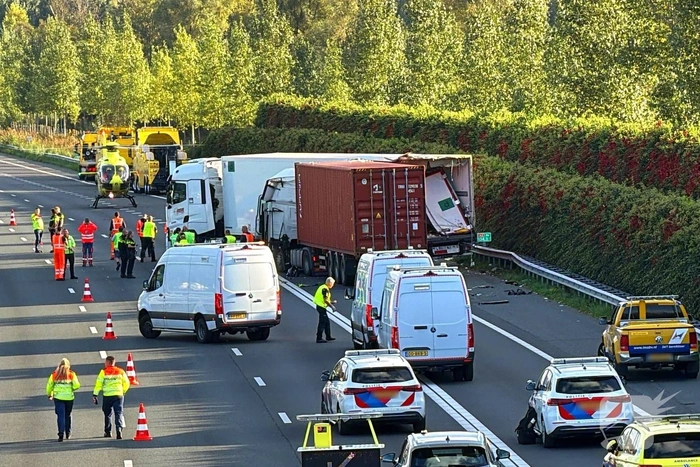 Meerdere vrachtwagens botsen op snelweg