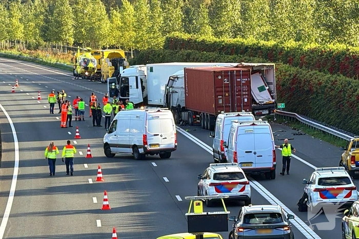 Meerdere vrachtwagens botsen op snelweg