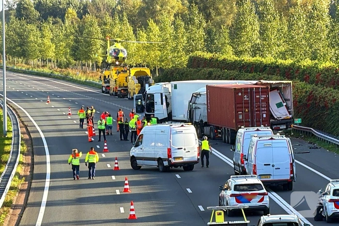 Meerdere vrachtwagens botsen op snelweg