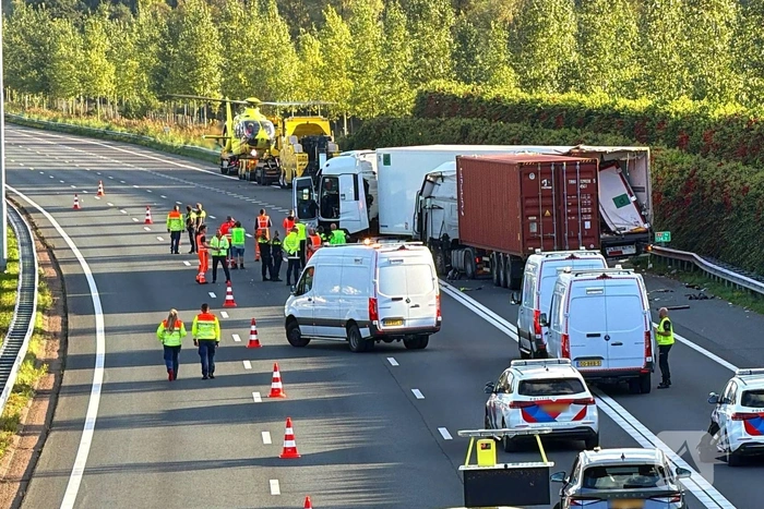 Meerdere vrachtwagens botsen op snelweg
