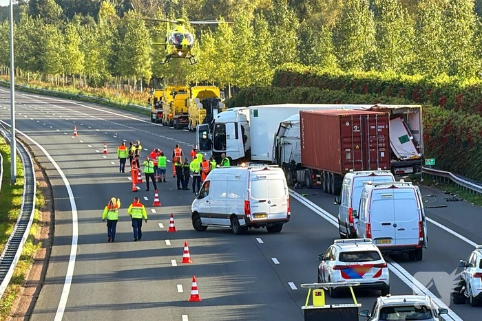Meerdere vrachtwagens botsen op snelweg