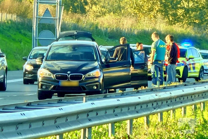 Botsing tussen drie auto's op snelweg
