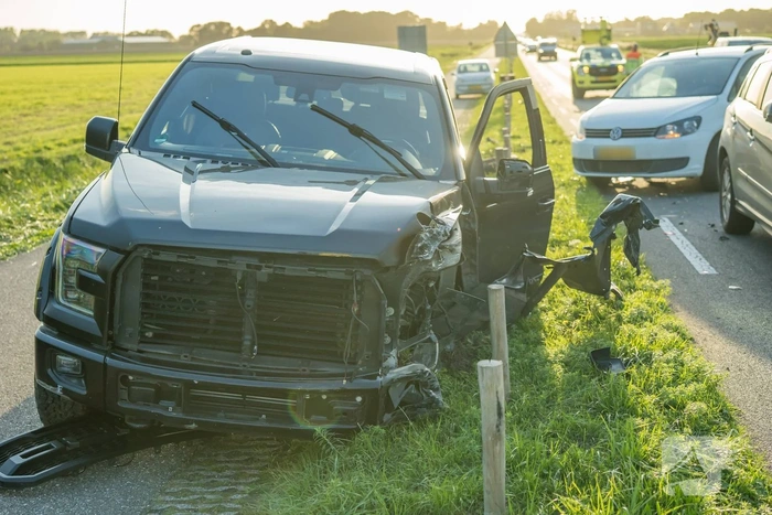 Kettingbotsing op provinciale weg zorgt voor schade