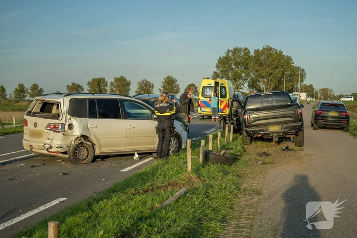Kettingbotsing op provinciale weg zorgt voor schade