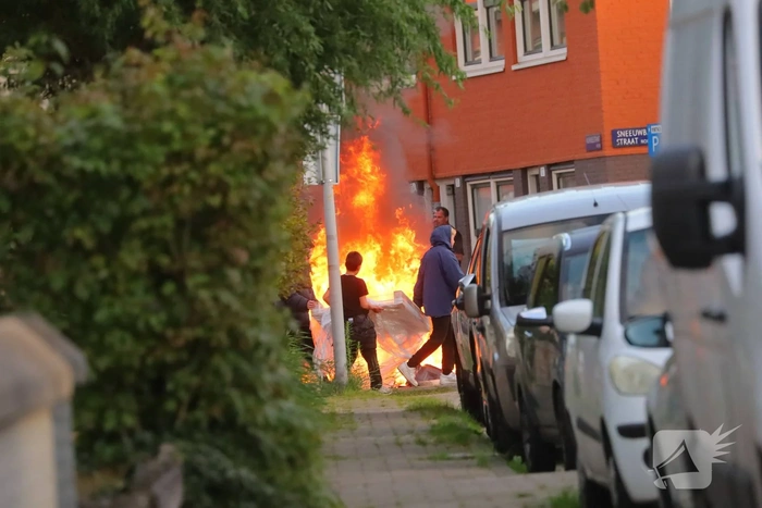 Buitenbrand in Amsterdam bemoeilijkt door omstanders