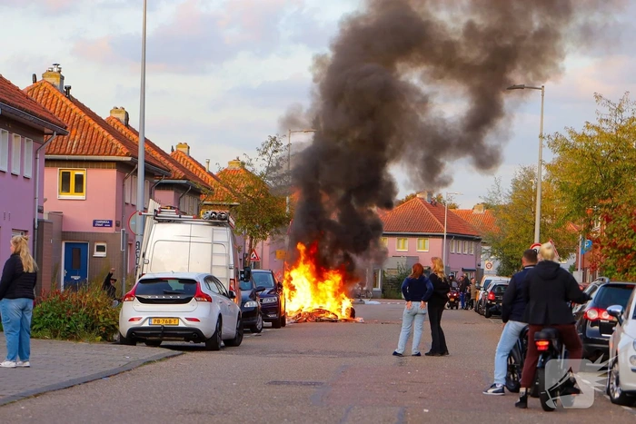Buitenbrand in Amsterdam bemoeilijkt door omstanders