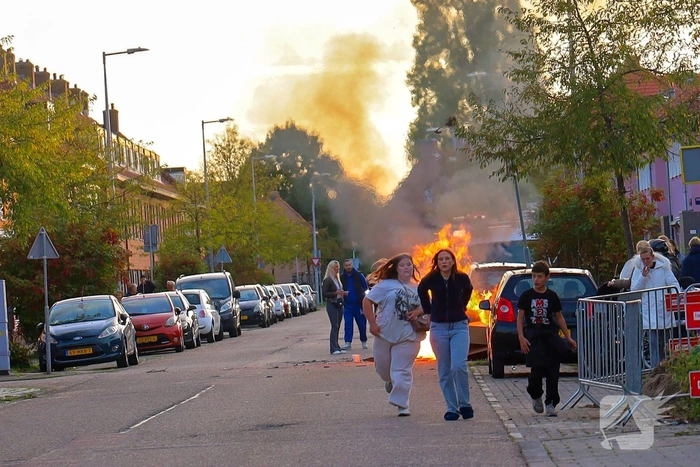 Buitenbrand in Amsterdam bemoeilijkt door omstanders